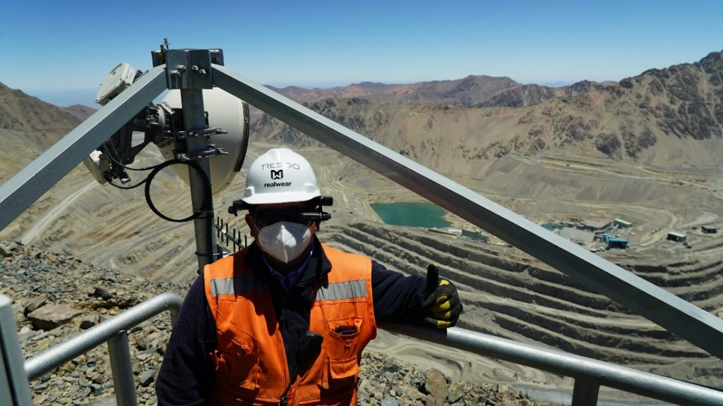 Imagen de trabajador de TRES60 en labores de faena minera