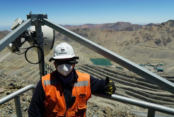 Imagen de trabajador de TRES60 en labores de faena minera