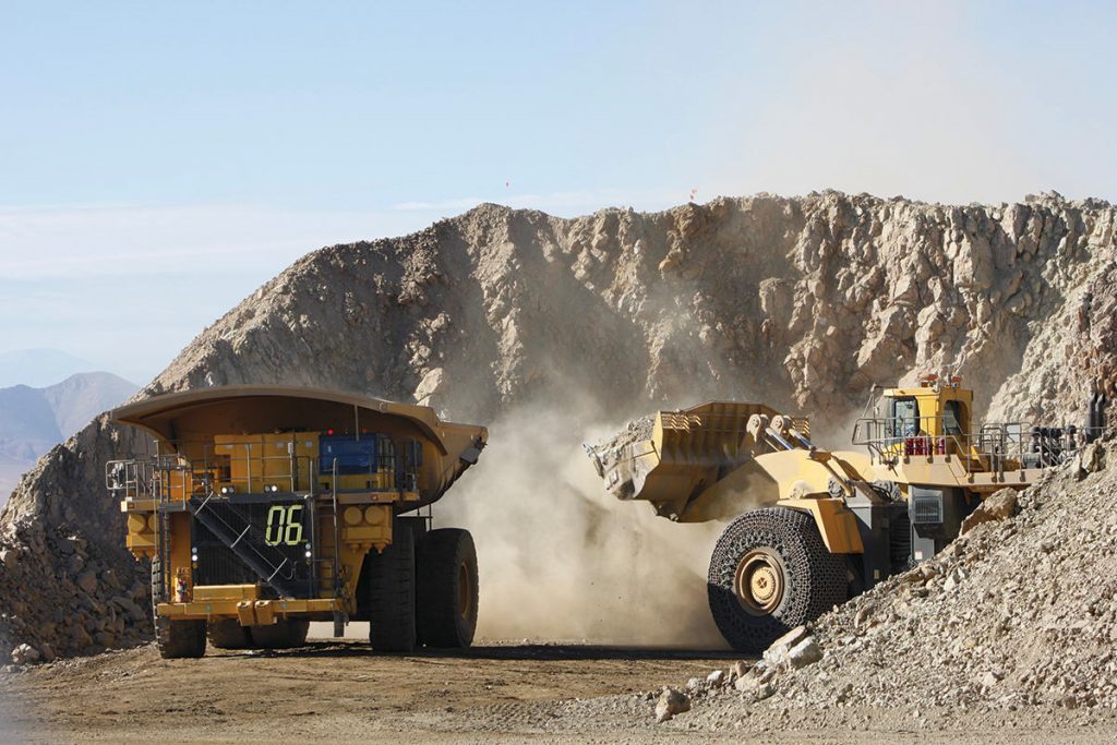 Imagen de camiones en faenas mineras de TRES60