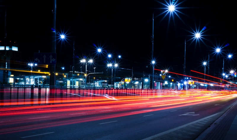 Imagen de una ciudad de noche donde destacan las luces de las calle